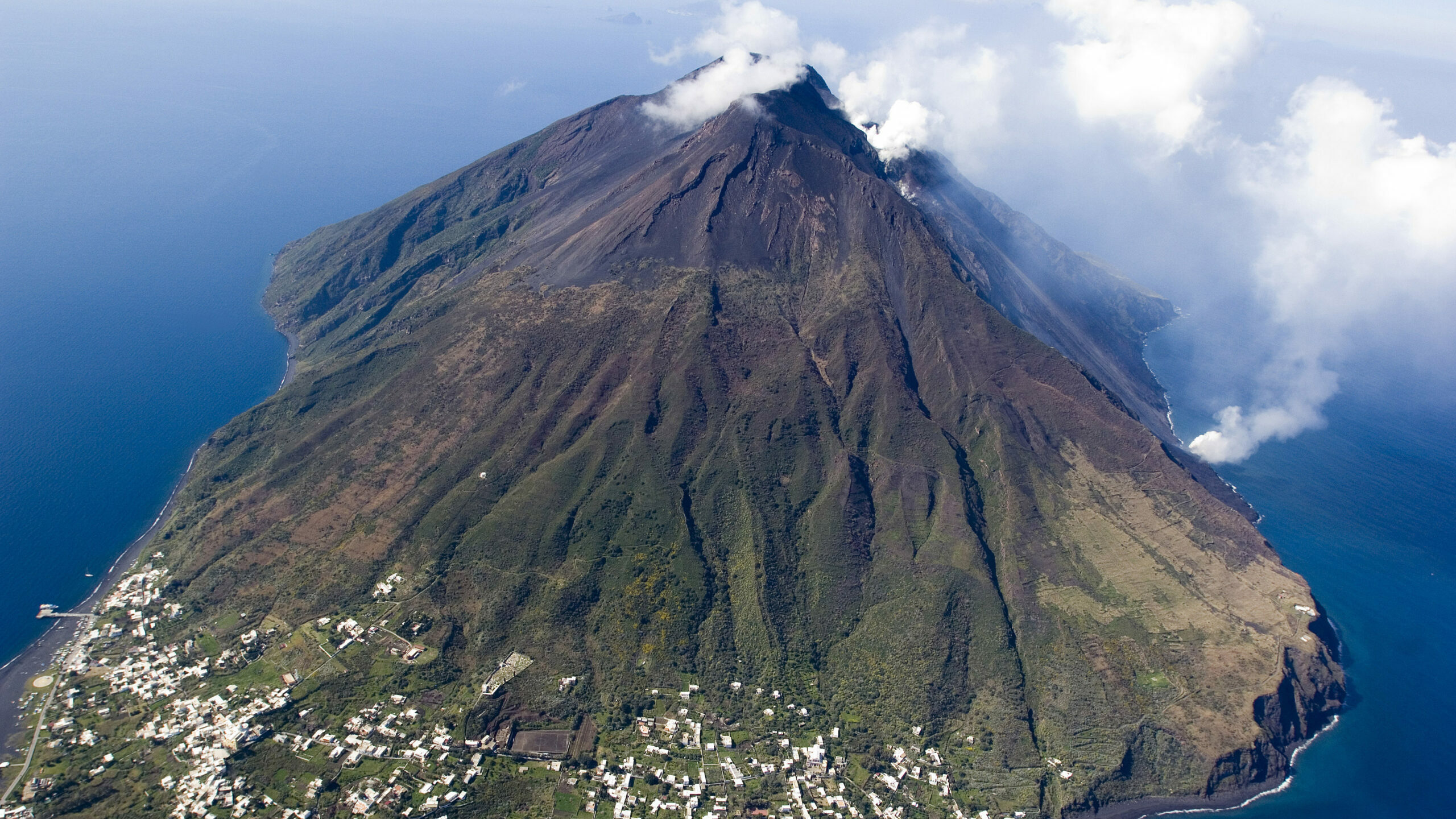 2 Stromboli© Shutterstock, luigi nifosi 80139304