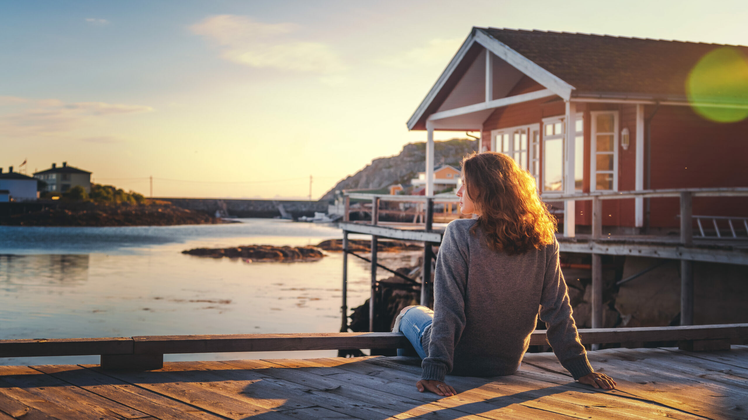 Beautiful,Young,Girl,Traveler,Sitting,On,Wooden,Pier,On,The