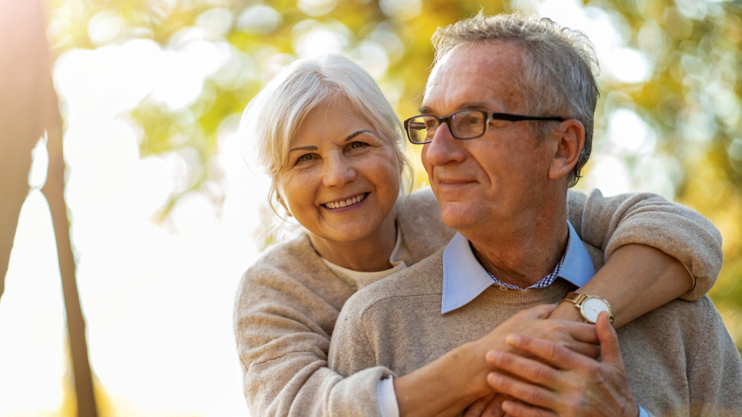 Elderly,Couple,Embracing,In,Autumn,Park